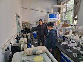 一些人站在厨房里 AI 生成的内容可能不正确。